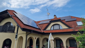 Fotovoltaická elektrárna na střeše honosného rodiného domu