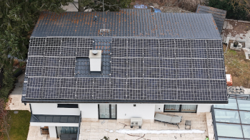 Fotovoltaická elektrárna pokrývající celou střechu domu